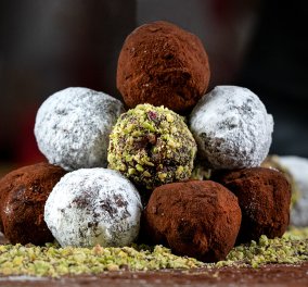 Αργυρώ Μπαρμπαρίγου: Τρουφάκια σοκολάτας με πορτοκάλι και κονιάκ - Το καλύτερο κέρασμα για την σημερινή γιορτή 