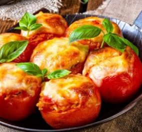 Δημήτρης Σκαρμούτσος: Ντομάτες γεμιστές με πλιγούρι, φέτα και μοτσαρέλα - ιδανικό πιάτο για vegetarian διατροφή