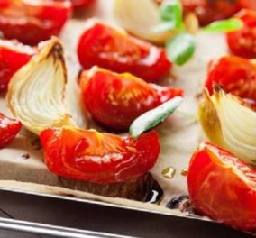 Δημήτρης Σκαρμούτσος: Ψητές ντομάτες με κρεμμύδια και μυρωδικά - ιδανικό συνοδευτικό για vegan διατροφή