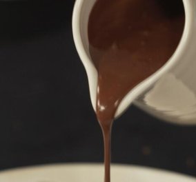 Στέλιος Παρλιάρος: Πανεύκολη και λαχταριστή σως σοκολάτας - θα απογειώσει τα γλυκά μας