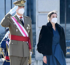 Εκθαμβωτική η Βασίλισσα Λετίσιας της Ισπανίας στην πρώτη της εμφάνιση για το 2022 - Με μπλε μάξι φόρεμα και μαύρο γουνάκι (φωτό) 