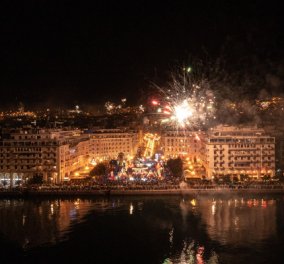 «Έκρηξη» χρωμάτων στον ουρανό της Θεσσαλονίκης για το 2022 - με πυροτεχνήματα καλωσόρισαν το νέο έτος