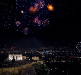 Φαντασμαγορικά πυροτεχνήματα στο νυχτερινό ουρανό της Αθήνας για το 2022 - Καλή χρονιά! (φωτό & βίντεο)