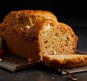 Αργυρώ Μπαρμπαρίγου: Πεντανόστιμο αλμυρό κέικ με γιαούρτι, φέτα και ελαιόλαδο