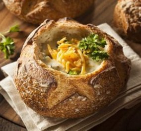Δημήτρης Σκαρμούτσος: Βελουτέ σούπα τυριού με μπρόκολο - το πιάτο που θα μας «κρατήσει» ζεστούς