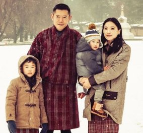 Οι μικροί πρίγκιπες του Μπουτάν με την πανέμορφη μαμά τους & τον βασιλιά «Δράκο» στα χιόνια - η φωτό των royals για το νέο έτος 