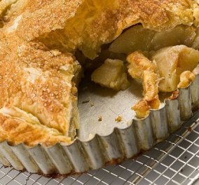 Ζεστή μηλόπιτα με σφολιάτα από τον Στέλιο Παρλιάρο - μια εύκολη συνταγή που αξίζει να δοκιμάσετε