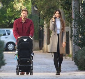 Ο Άκης Πετρετζίκης βόλτα με την σύζυγό του και τον γιο τους: Κρατά το καρότσι & απολαμβάνει χαλαρές στιγμές (φωτό)