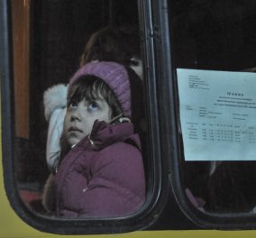 Συγκίνηση προκαλούν οι εικόνες των Ουκρανών που εγκαταλείπουν τις εστίες τους - Αφήνουν το βιός τους & τους δικούς τους ανθρώπους 