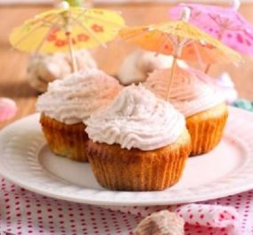 Δημήτρης Σκαρμούτσος: Cupcakes pina colada - τα μικρά, λαχταριστά κεκάκια που θα λατρέψετε