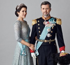 Έτοιμη για τον θρόνο η πριγκίπισσα Μαίρη της Δανίας: Η σύζυγος του διαδόχου κλείνει τα 50 & ποζάρει με royal τουαλέτα (φωτό)