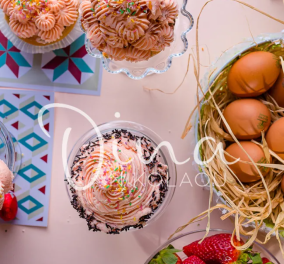 Ντίνα Νικολάου: Cupcakes βανίλιας με ολόκληρες φράουλες - Το φρόστινγκ φράουλας... τα σπάει!  