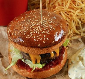 Γιάννης Λουκάκος & το σπιτικό - ζουμερό του burger: Mε μαρμελάδα ντομάτας και τηγανητές πατάτες “άχυρο”