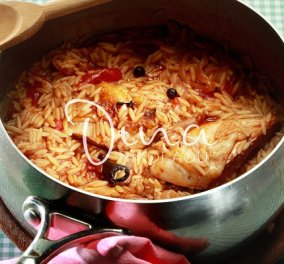 Ντίνα Νικολάου: Κοτόπουλο κοκκινιστό με κριθαράκι - ένα εύκολο, χορταστικό φαγητό που όλοι λατρεύουν