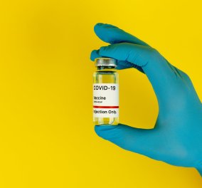 Έφτασε το Εμβόλιο Novavax: Θα παραλάβουμε 500 χιλ. δόσεις ως τον Μάρτιο - Που διαφέρουν από το Pfizer & το Moderna με τα mRNA (βίντεο)