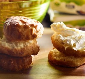 Στέλιος Παρλιάρος: Έτσι θα φτιάξουμε scones - τα γλυκά ψωμάκια που λατρεύει η βασίλισσα Ελισάβετ