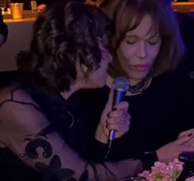 Η Μαίρη Χρονοπούλου τραγουδά το «Έκλαψα χθες» μαζί με την Κωνσταντίνα - συγκίνηση στην αξέχαστη βραδιά (φωτό & βίντεο)