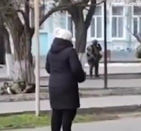 Απίστευτη στιγμή: «Τι στο δι@λο κάνετε εδώ κ@λ@φασίστες;» - γενναία Ουκρανή σε βαριά οπλισμένους Ρώσους στην Κριμαία (βίντεο)