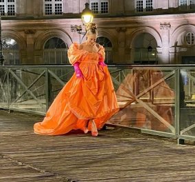 And Just Like That - φινάλε: Η Carrie στο Παρίσι με εντυπωσιακή Valentino τουαλέτα και φούξια γάντια (φωτό & βίντεο)