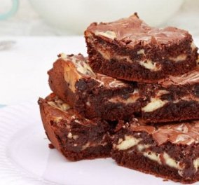 Δημήτρης Σκαρμούτσος: Cheesecake brownies μαρμπέ - η συνταγή που θα σας γίνει «κόλλημα»