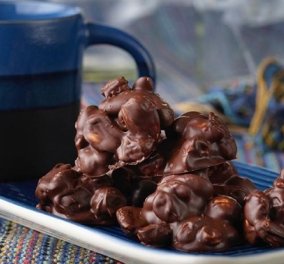 Στέλιος Παρλιάρος: Βραχάκια σοκολάτας με ξηρούς καρπούς - το tip για να τους δώσουμε έξτρα άρωμα & γεύση