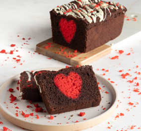Άκης Πετρετζίκης - Άγιος Βαλεντίνος: Το γλυκό που θα φτιάξεις στον καλό/ή σου -  Κέικ σοκολάτας με κρυμμένη καρδιά