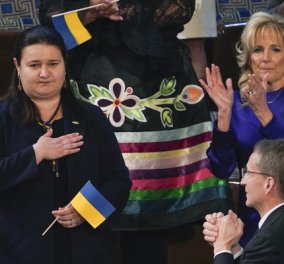 State of Union: Το συγκινητικό χειροκρότημα στην Ουκρανή πρέσβειρα των ΗΠΑ & η αγκαλιά της Jill Biden (φωτό & βίντεο)