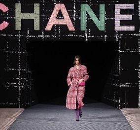 Η πασαρέλα της Chanel «πλημμύρισε» με chic tweed: Φθινοπωρινή κολεξιόν - ωδή στο αιώνιο σύμβολο του οίκου (φωτό & βίντεο)