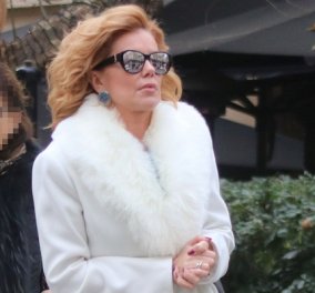 Η Ευγενία Μανωλίδου στην Αθήνα με λευκό γούνινο παλτό και μπλε σατέν γόβες αλά Carrie Bradshaw (φωτό)