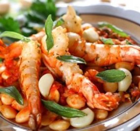 Δημήτρης Σκαρμούτσος: Γαρίδες με φασόλια και φέτα σε σάλτσα ντομάτας - χορταστικό & λαχταριστό φαγητό
