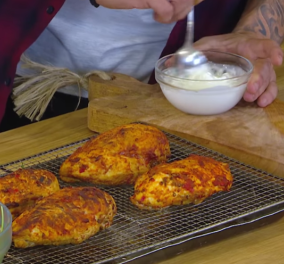 Ο Άκης Πετρετζίκης μας φτιάχνει ένα μοναδικό πιάτο - Πικάντικο κοτόπουλο με σαλάτα παντζάρι, Harissa (βίντεο)