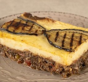 Νηστίσιμος μουσακάς από τον Άκη Πετρετζίκη - με σάλτσα μανιταριών, θα σας ξετρελάνει (βίντεο)