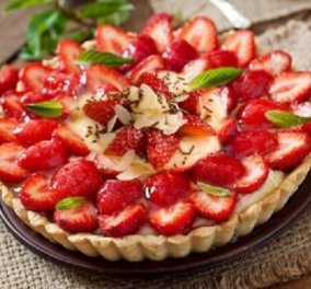 Ένας γλυκός «πειρασμός» από τον Δημήτρη Σκαρμούτσο - τάρτα με φράουλες & κρέμα αμυγδάλου 