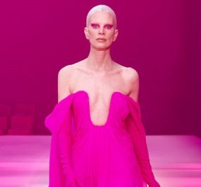 Το φθινόπωρο του Valentino είναι φούξια! Ένα εντυπωσιακό fashion show - ύμνος στο ροζ & τη μονοχρωμία (φωτό & βίντεο)