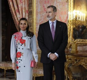 Βασίλισσα Λετίσια: Floral midi φόρεμα & ροζ αξεσουάρ ή navy blue φουστάνι - Οι νέες σικάτες εμφανίσεις (φωτό)