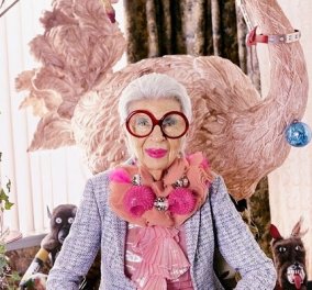 «Έφηβη» ετών 100! Καλές γιορτές από την ανεπανάληπτη Iris Apfel και τον… ροζ στρουθοκάμηλό της (φωτό)