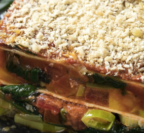 Ο Γιάννης Λουκάκος σε ένα νοστιμότατο νηστίσιμο πιάτο: Λαζάνια με σπανάκι, ντομάτα και πράσο
