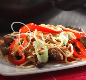Ντίνα Νικολάου: Μοσχαράκι στο γουόκ με λαχανικά και noodles - Υπέροχες γεύσεις & αρώματα 