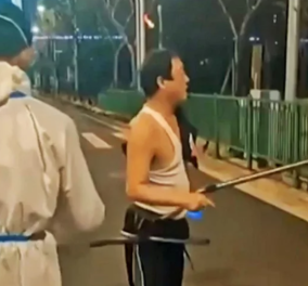 Παράνοια στη Σανγκάη με το lockdown: Με δαγκάνες αρπάζουν & χτυπούν πολίτες - Δείτε βίντεο
