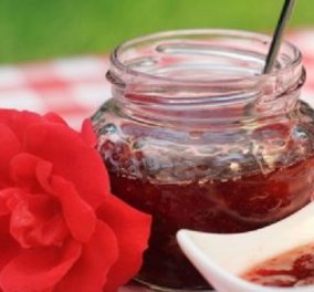Δημήτρης Σκαρμούτσος: Γλυκό του κουταλιού τριαντάφυλλο - ένα αγαπημένο κέρασμα