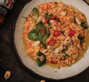 Ντίνα Νικολάου: Ριζότο κοκκινιστό με σπανάκι και καβουρδισμένα αμύγδαλα - γευστικό & θρεπτικό πιάτο