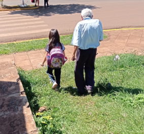Story of the day: Παππούς 90 χρόνων συνοδεύει την δισέγγονή του στο σχολείο κάθε μέρα - Την περιμένει μέχρι να σχολάσει
