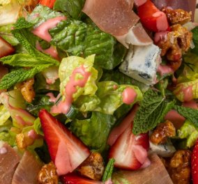 Γιάννης Λουκάκος: Σαλάτα με μαρούλι, φράουλες, γκοργκοντζόλα και προσούτο - Άκρως καλοκαιρινή συνταγή! 