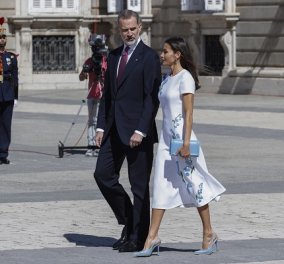 Minimal chic: Τα λευκά φορέματα της βασίλισσας Λετίσια - Όταν η Μελάνια Τραμπ είχε φορέσει παρόμοιο φουστάνι (φωτό)