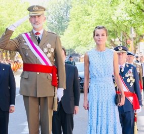 Καλοκαιρινή η βασίλισσα Λετίσια της Ισπανίας: Baby blue πουά φόρεμα ή φούξια shirt dress & εσπαντρίγιες (φωτό & βίντεο)