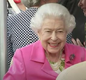 Βασίλισσα Ελισάβετ: Αδυνατισμένη, αλλά χαμογελαστή - Με αμαξάκι του γκολφ περιηγήθηκε στην ανθοκομική έκθεση (φωτό & βίντεο)