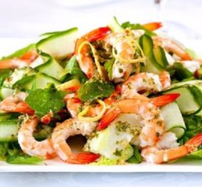 Δημήτρης Σκαρμούτσος: Δροσερή σαλάτα με μαριναρισμένες γαρίδες και σάλτσα βαλσάμικου με μέλι