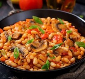 Δημήτρης Σκαρμούτσος: Φασόλια με κόκκινη σάλτσα και μανιτάρια - η συνταγή που θα λατρέψουν οι vegetarians