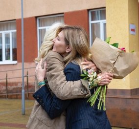 Ουκρανία: Επίσκεψη - έκπληξη της Τζιλ Μπάιντεν - Η θερμή αγκαλιά με την πρώτη κυρία Ολένα Ζελένσκα (φωτό & βίντεο)
