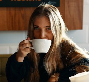 Υγεία: Η μέτρια κατανάλωση καφέ ακόμη και με ζάχαρη μειώνει τον κίνδυνο για πρόωρο θάνατο
